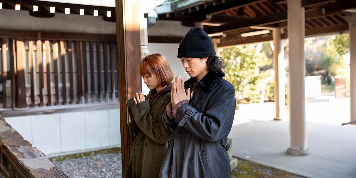 japanese-couple-praying-temple-date-1